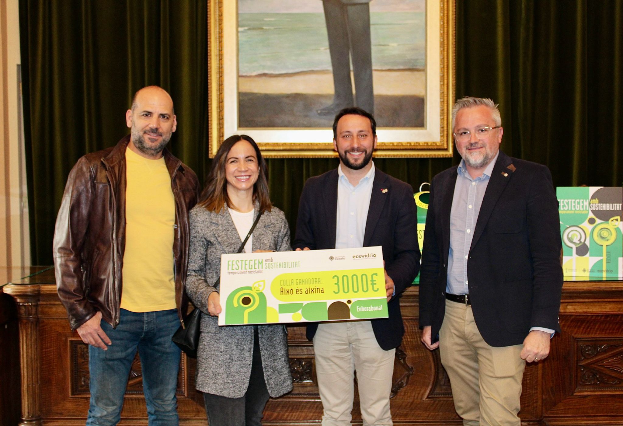 L'Ajuntament i Ecovidrio entreguen el premi de la campanya de foment del reciclatge en les festes de la Magdalena a la colla ‘Aixó és aixina’