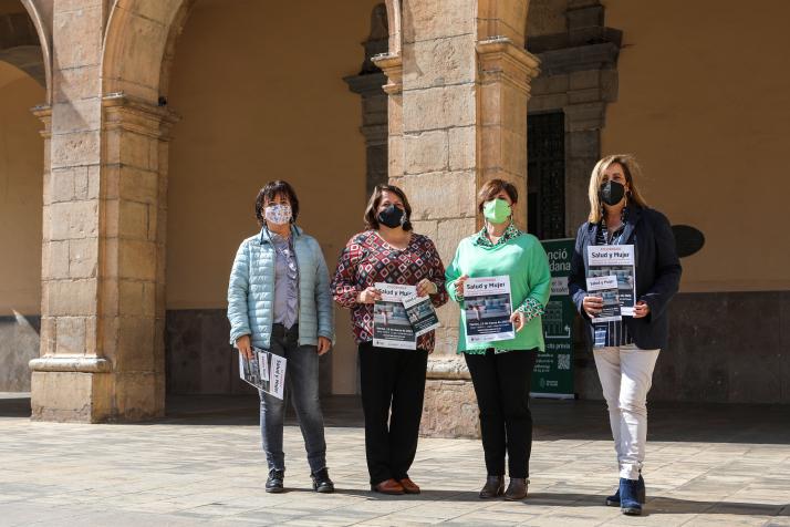 con el cartel de Jornadas de salud y mujer 4.jpg