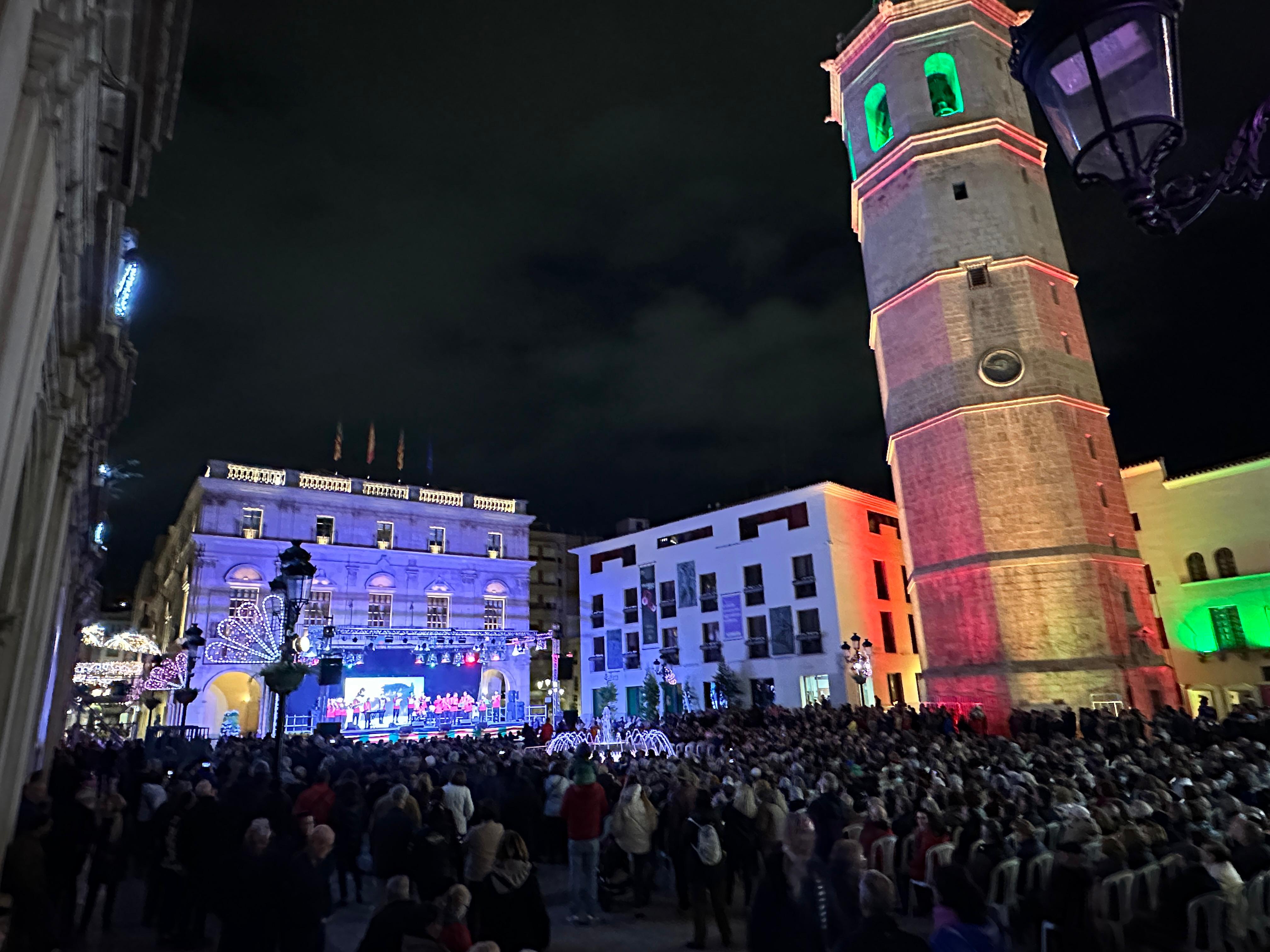 La Banda de l'Exèrcit de Nova Zelanda actua en la Plaça Major dins del XXXIII Festival Internacional de Música de Festa