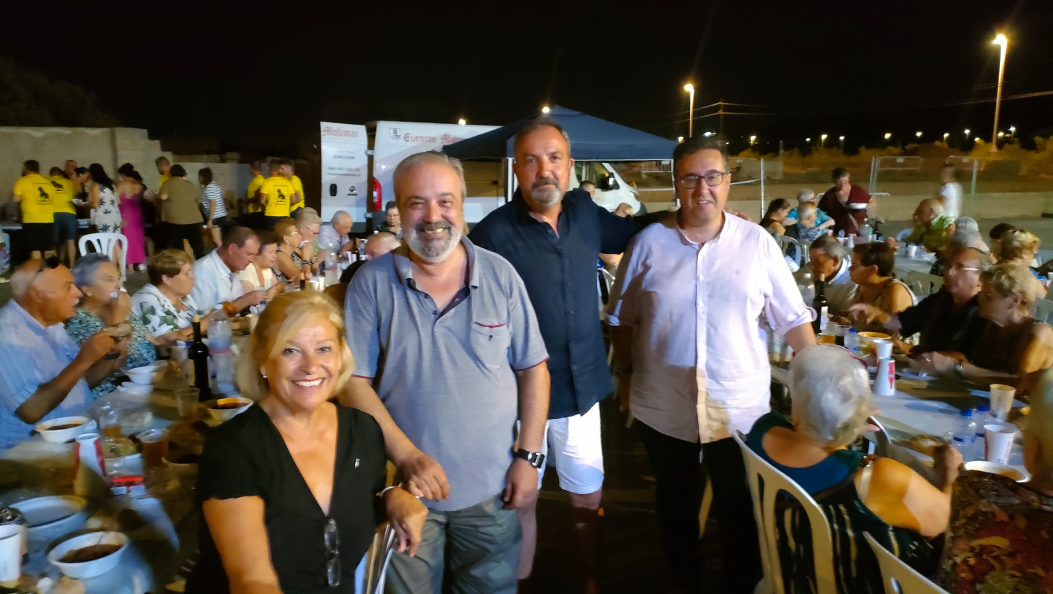 Regidors del govern assisteixen a l'obra de teatre i la sopa homenatge de la Tercera Edat en les festes del grup de Sant Agustí i Sant Marcos