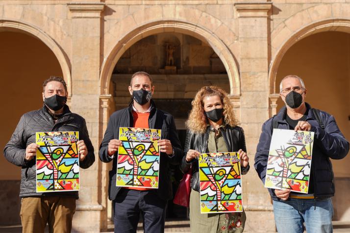 Braina con el cartel Vermut Solidario.jpg