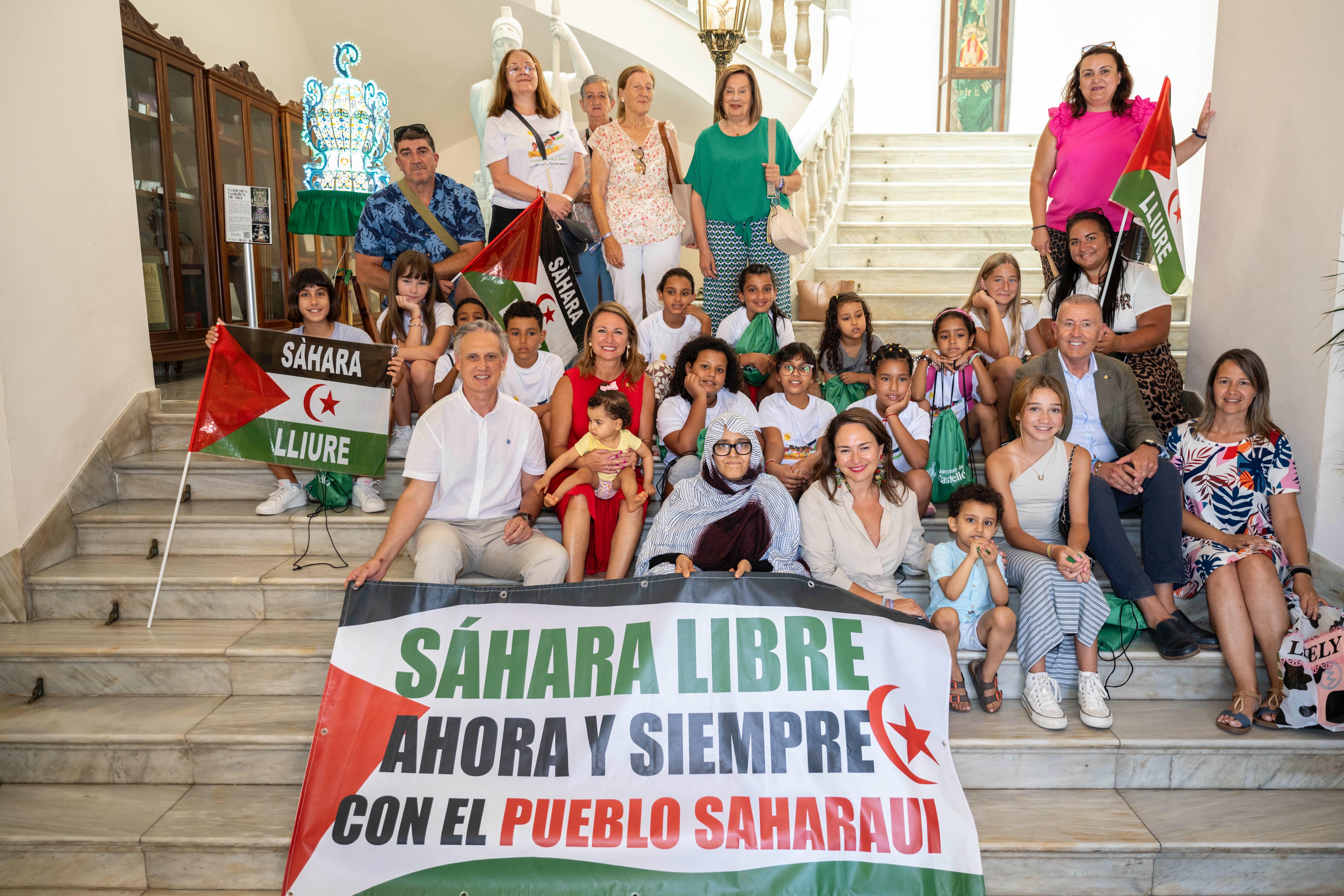 La alcaldesa de Castellón recibe a los niños y niñas saharauis del programa “Vacaciones en Paz” de la asociación Smara