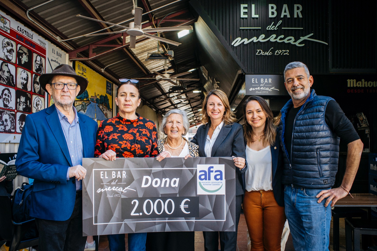 L'alcaldessa i el Bar del Mercat fan lliurament d'un xec solidari a AFA Castellón