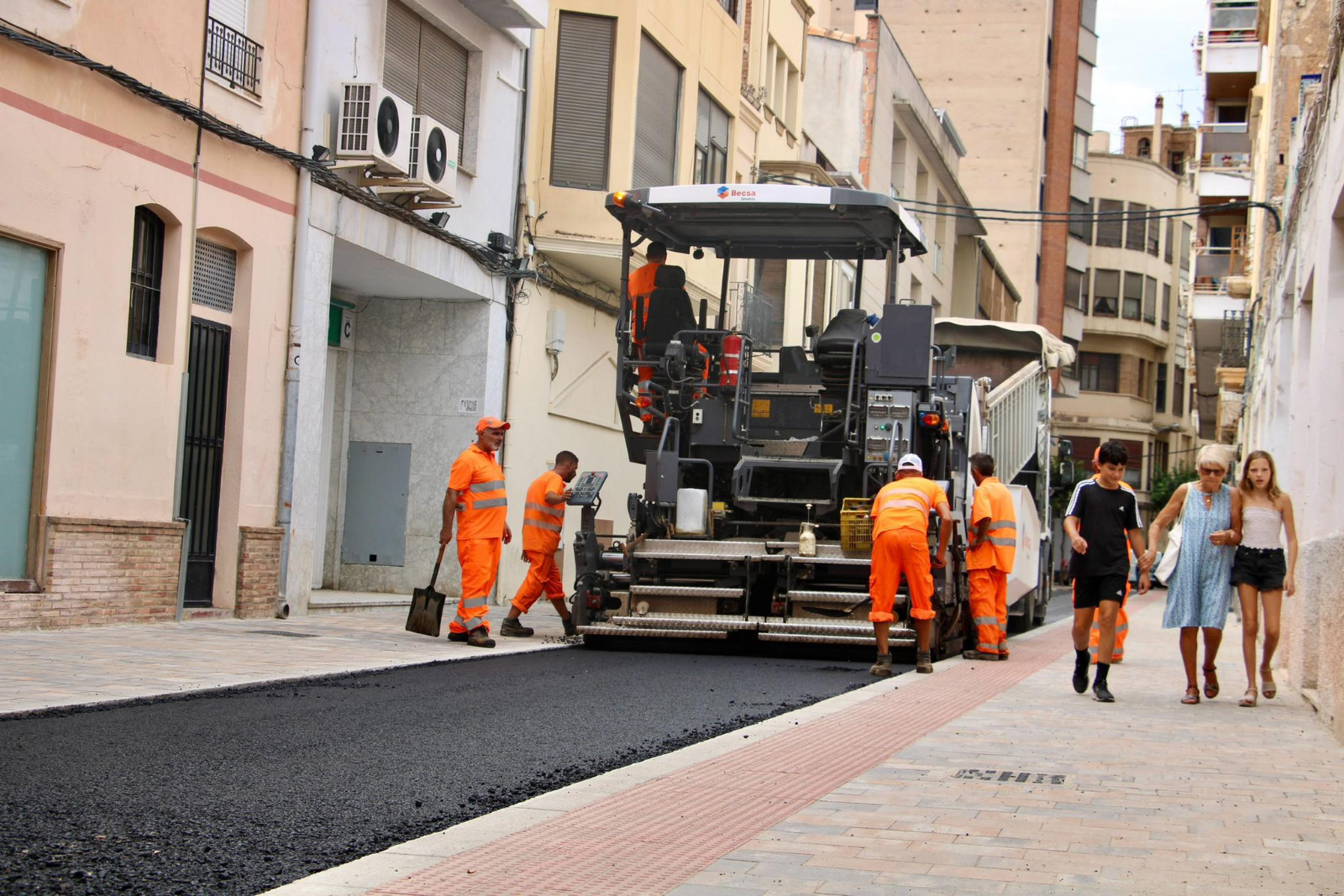 Comienza el asfaltado en las calles Luis Vives y Temprado