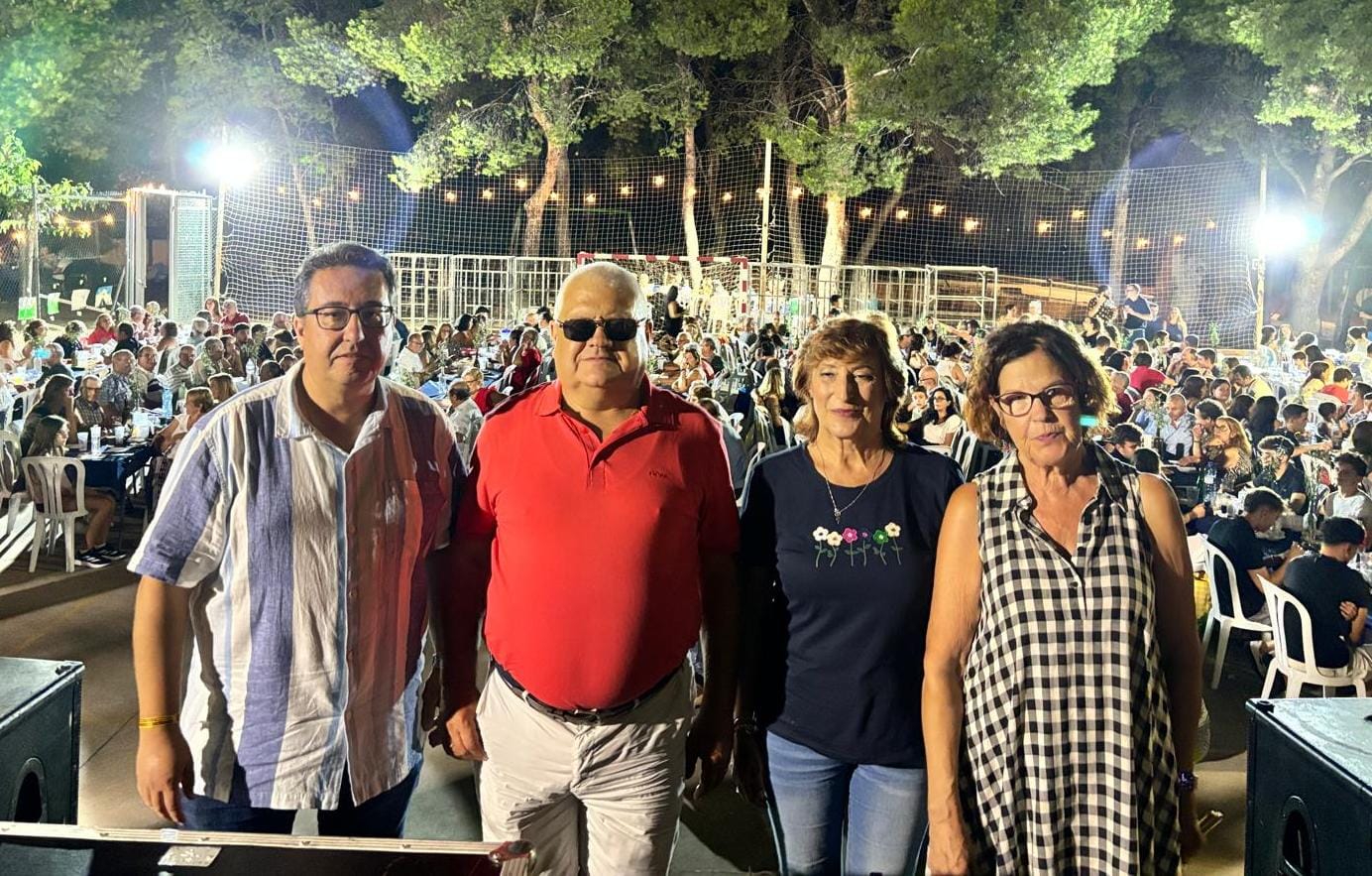 El Gobierno municipal acompaña a los vecinos de Las Galeras en la Cena de Gala de sus fiestas de verano