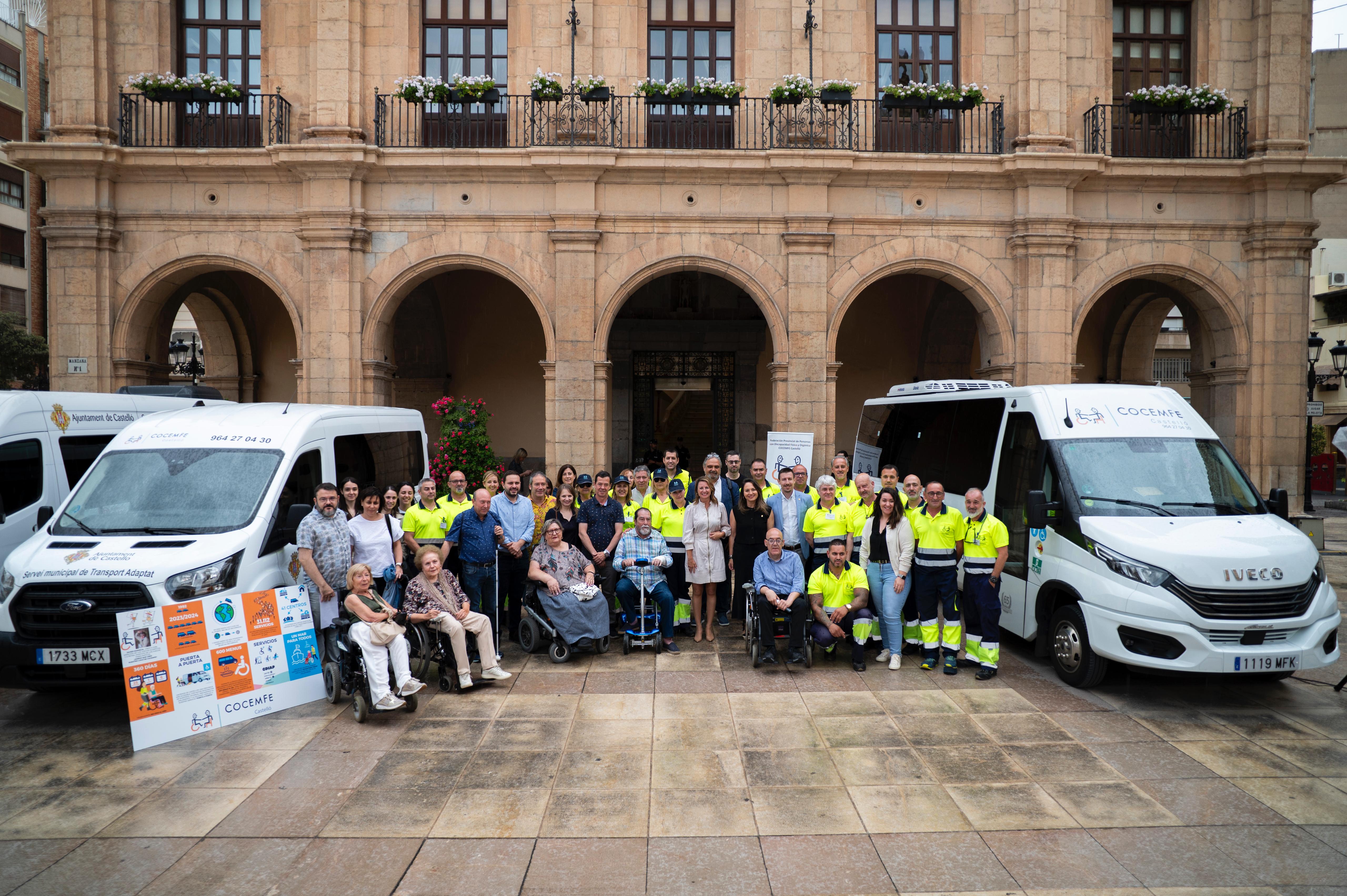 La renovación de la flota de vehículos refuerza el transporte adaptado de COCEMFE en Castellón