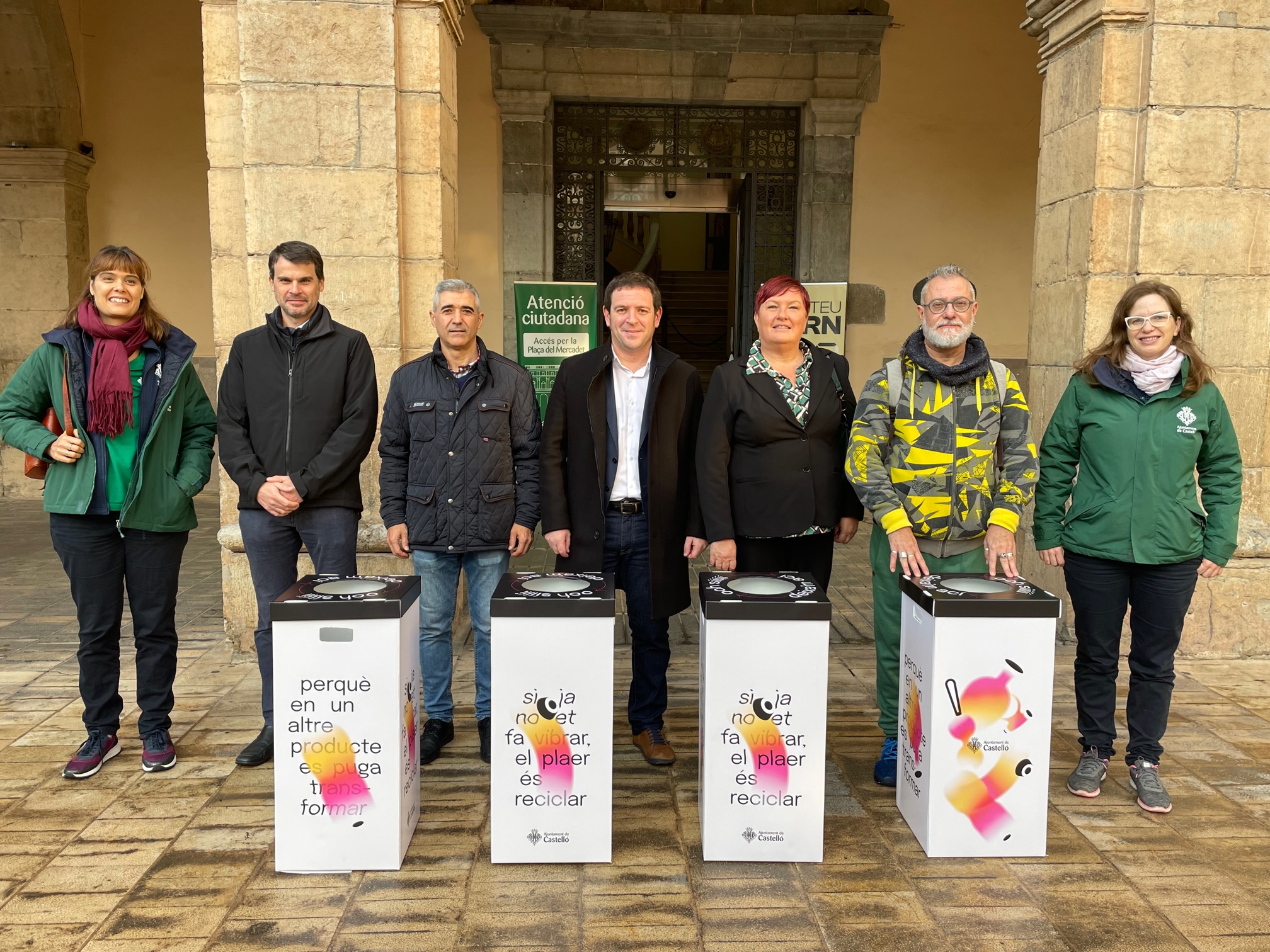 La Regidoria de Reciclatge entrega als comerços de la ciutat uns contenidors per dipositar uns productes que han de ser tractats com xicotets electrodomèstics