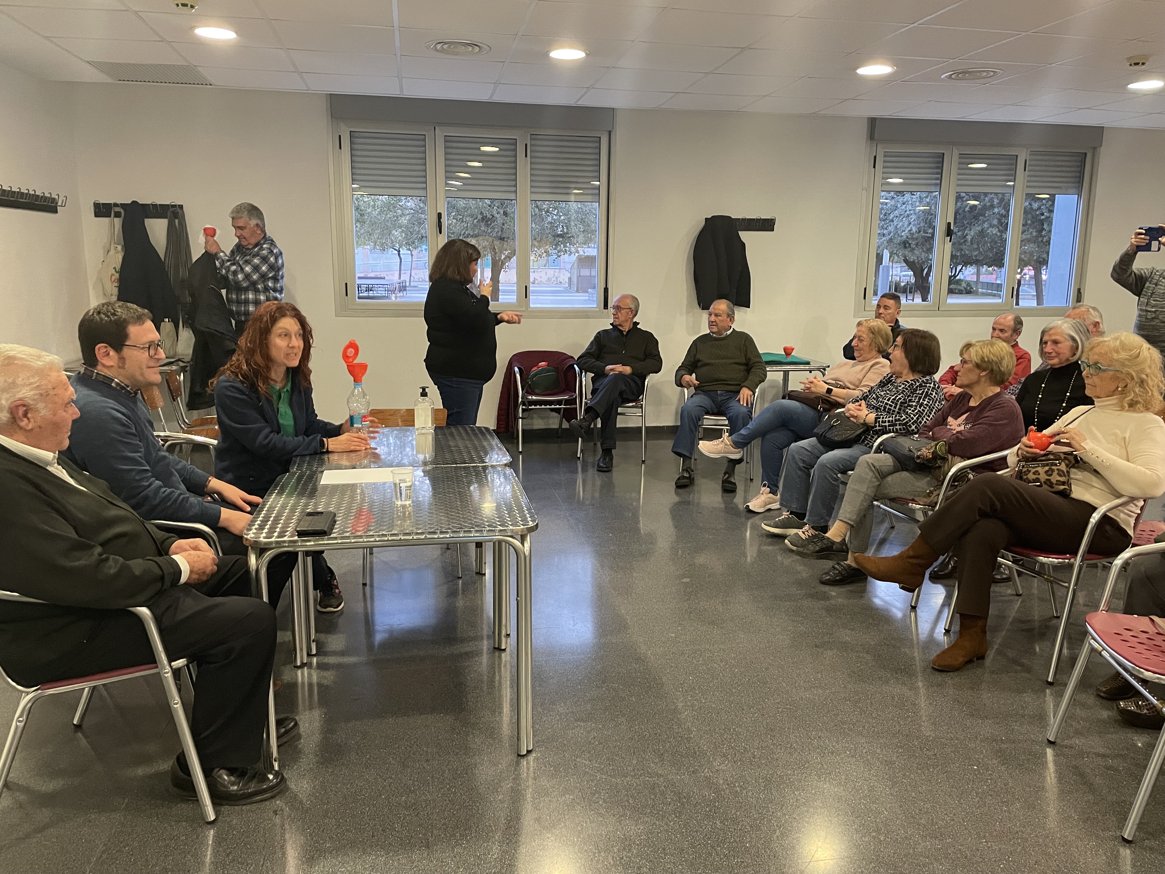 El regidor de Residus i Reciclatge ha explicat a l’Associació de Gent Gran Illes Columbretes el procés de recollida i reciclatge de l’oli vegetal d'ús domèstic