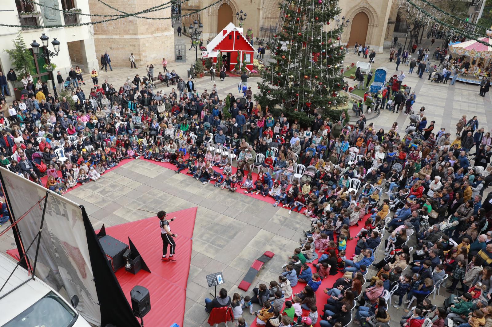 Una repleta Plaza Mayor ha disfrutado de la primera jornada de actuaciones circenses que culminarán el jueves con otras dos sesiones, en esta ocasión a cargo de las compañías Alas Circo Teatre y Proyecto Kavauri