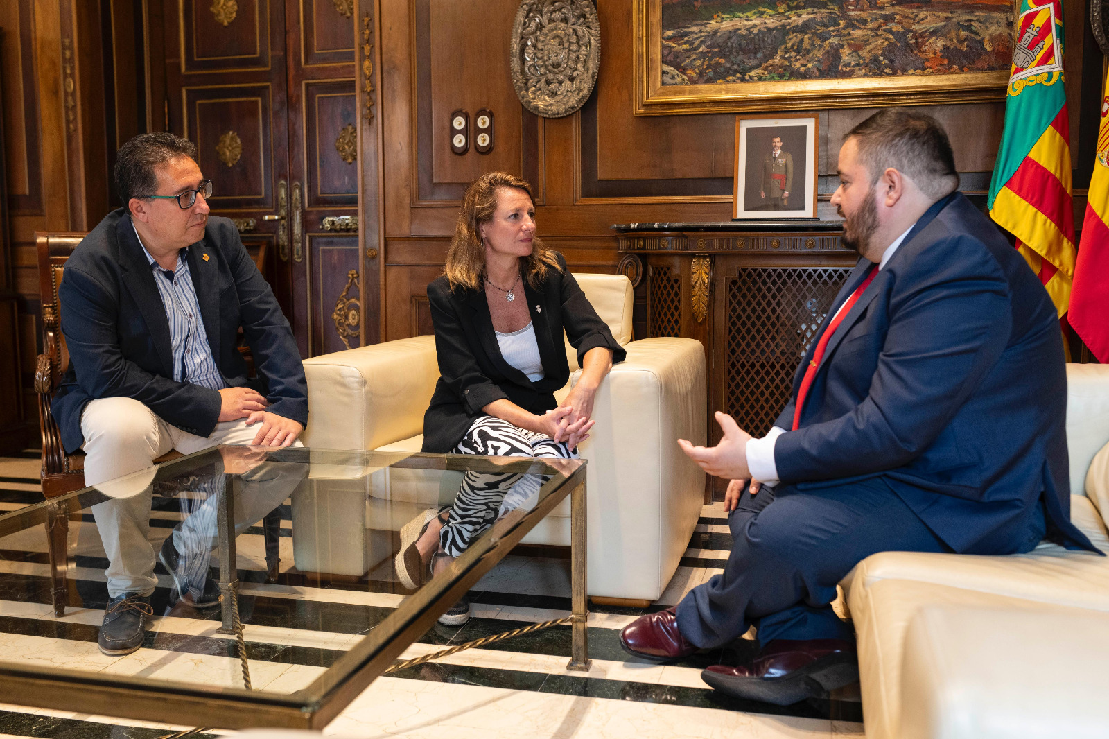 La alcaldesa, Begoña Carrasco, y el concejal de Participación Ciudadana, Modernización y Transparencia, Paco Cabañero, han mantenido un encuentro con el Director General de Transparencia y Participación, José Salvador Tárrega, en el que han ratificado la voluntad entre ambas administraciones de seguir impulsando acciones conjuntas en beneficio de la ciudadanía