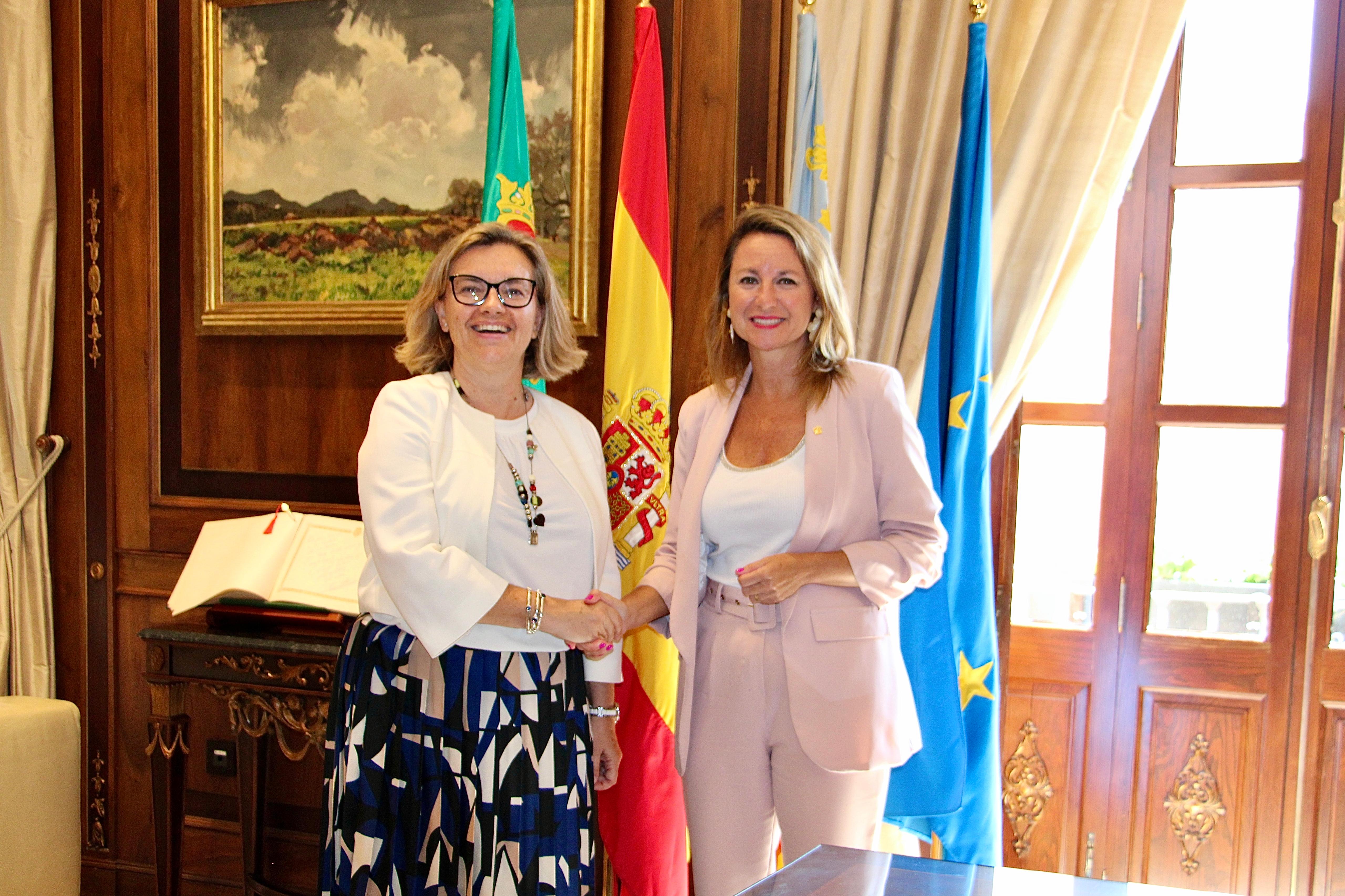 Begoña Carrasco rep a Alicia Aragonés Betí nova tresorera de l'Ajuntament de Castelló
