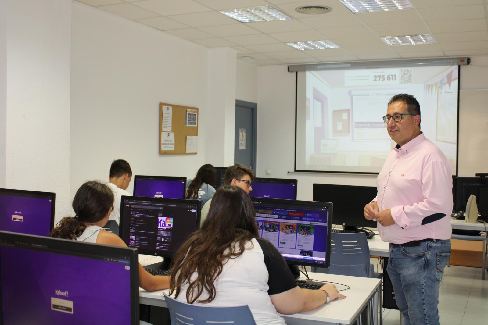 Más de 230 niños, niñas y adolescentes aprenden a identificar bulos y a usar la inteligencia artificial de manera responsable en el Campamento Digital