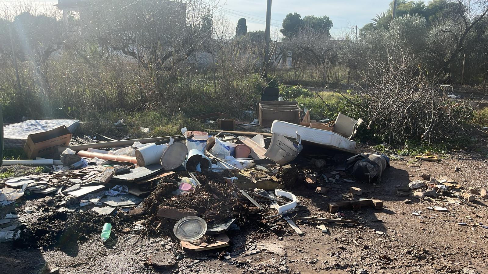 Plagas y falta de limpieza copan las quejas vecinales y evidencian el abandono de Carrasco de los barrios