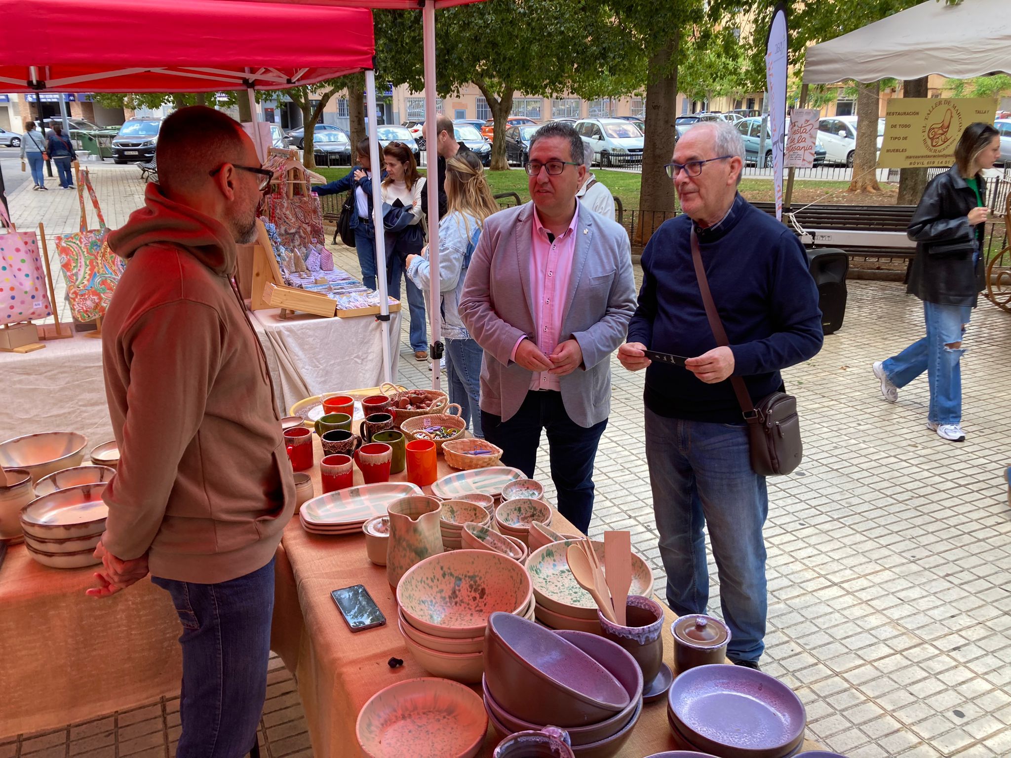 La plaza Río Albentosa se llena de ambiente con la primera Fiesta de la Artesanía