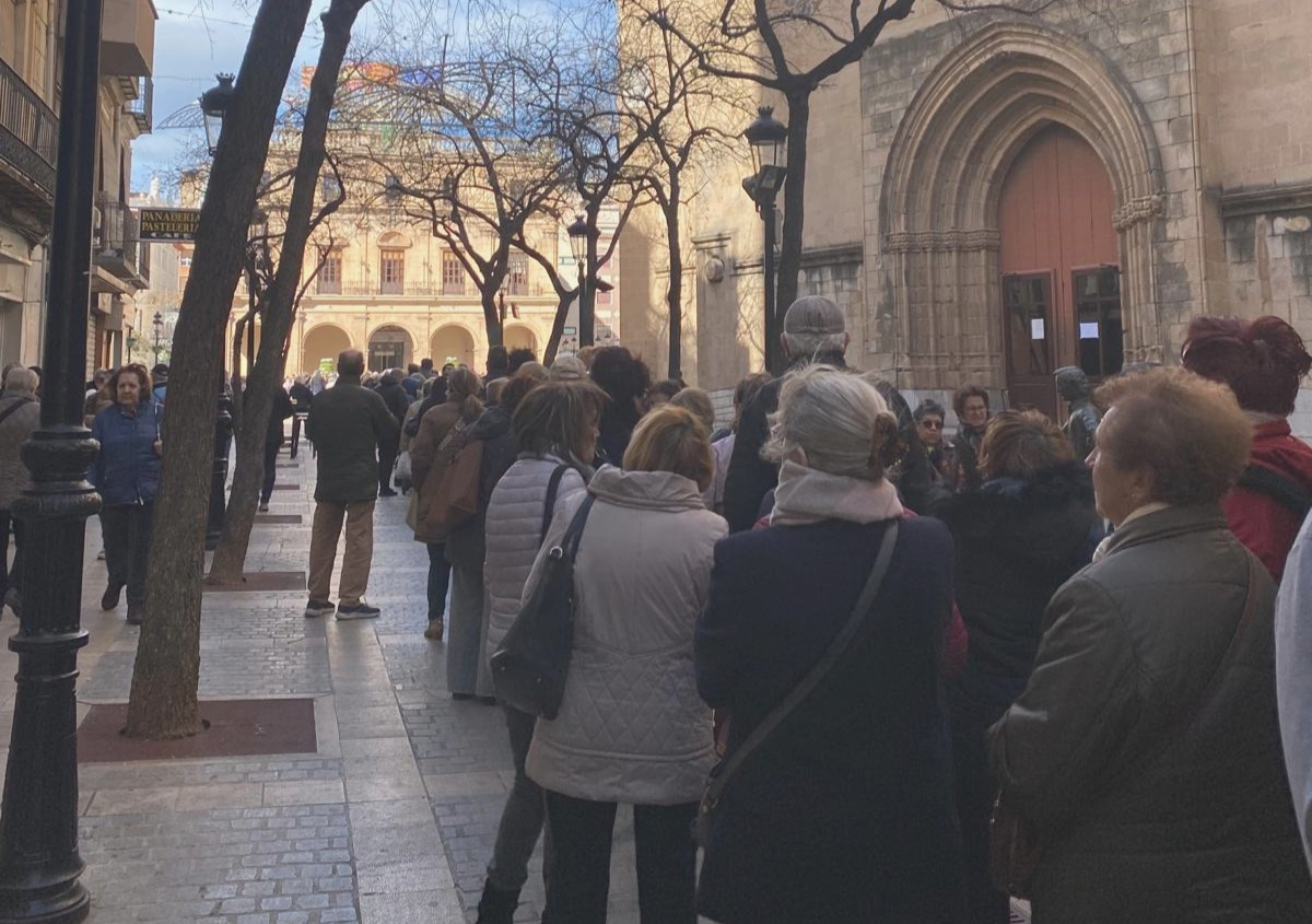 Repartiment de rècord: els castellonencs esgoten els 40.000 exemplars del programa de festes en tot just dia i mig