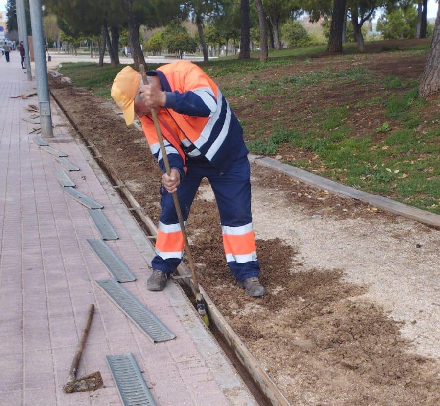 El Ayuntamiento se anticipa a las lluvias con la limpieza de imbornales