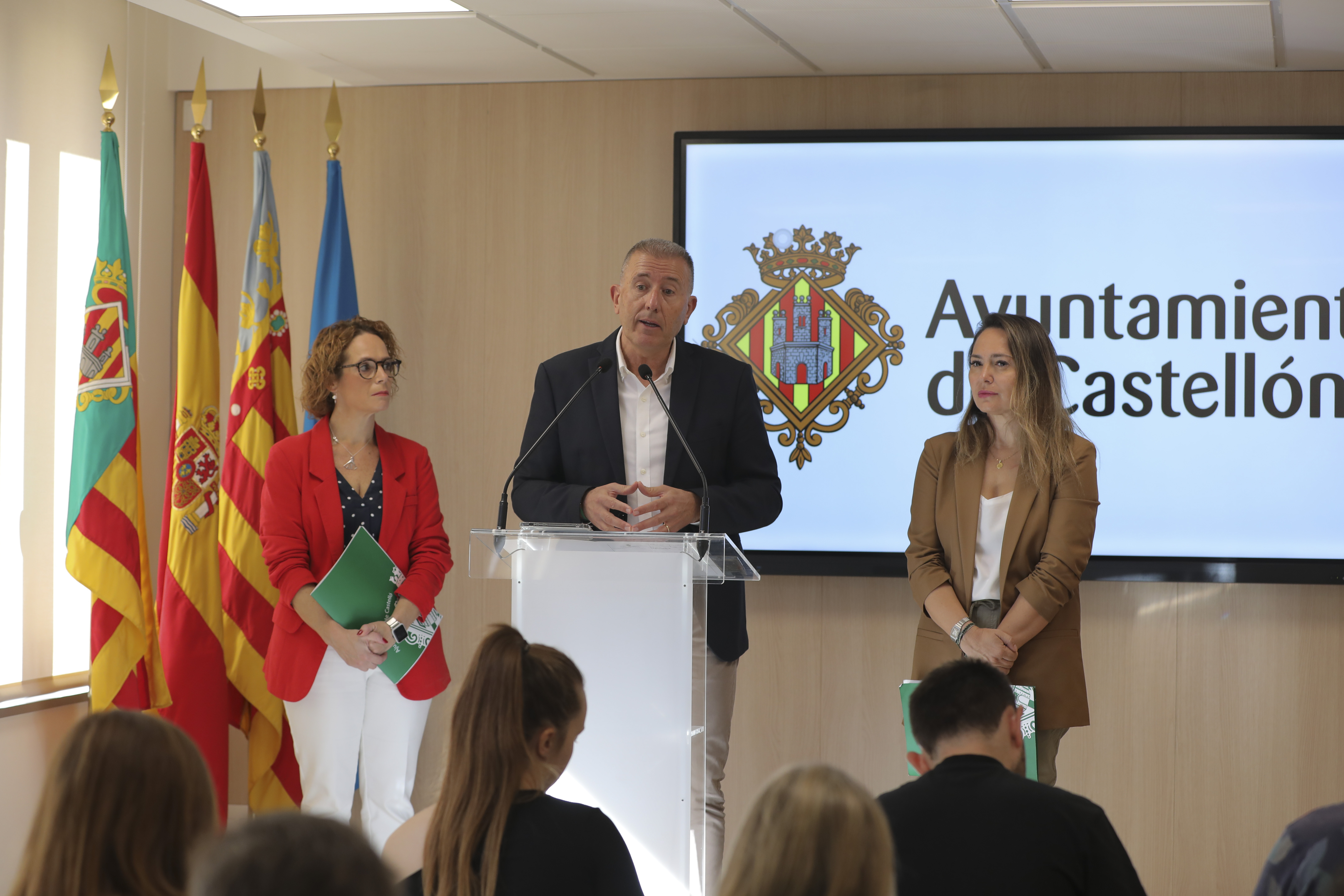 Sales: “Hemos heredado 900.000 euros de facturas sin pagar y patrocinios sin cobrar en Fiestas y deudas y contratos de servicios básicos sin licitar en Deportes”