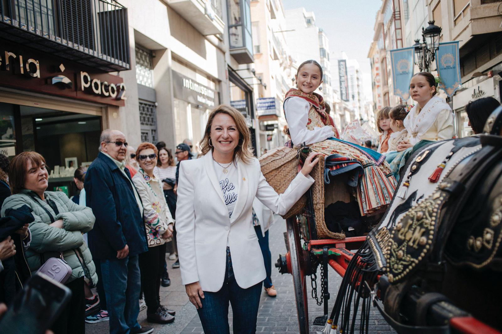 Desenes de xiquets participen en un multitudinari ‘Pregonet’ en honor a la Mare de Déu del Lledó