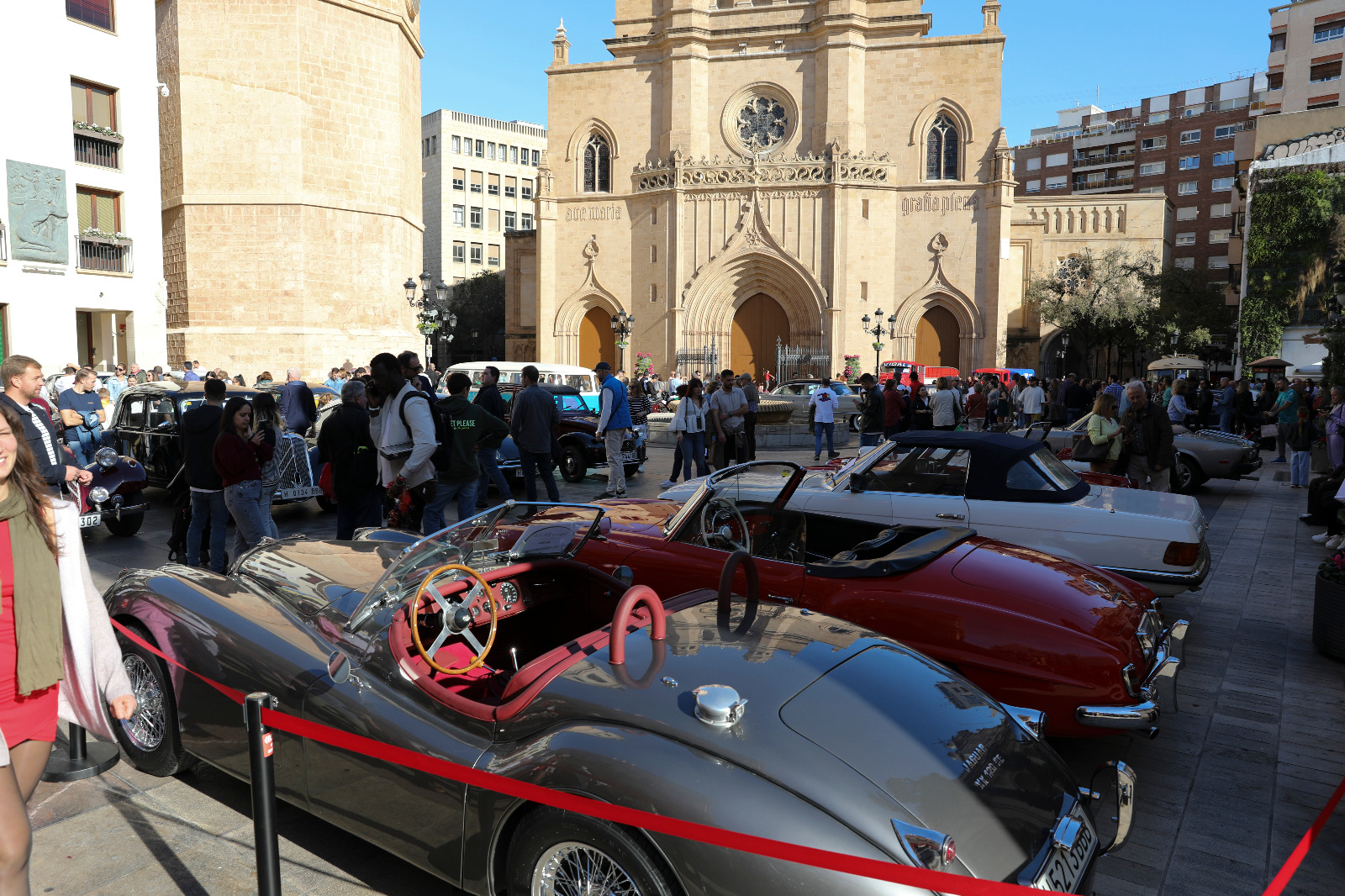 Coches clásicos del siglo XX toman la Plaza Mayor de Castellón