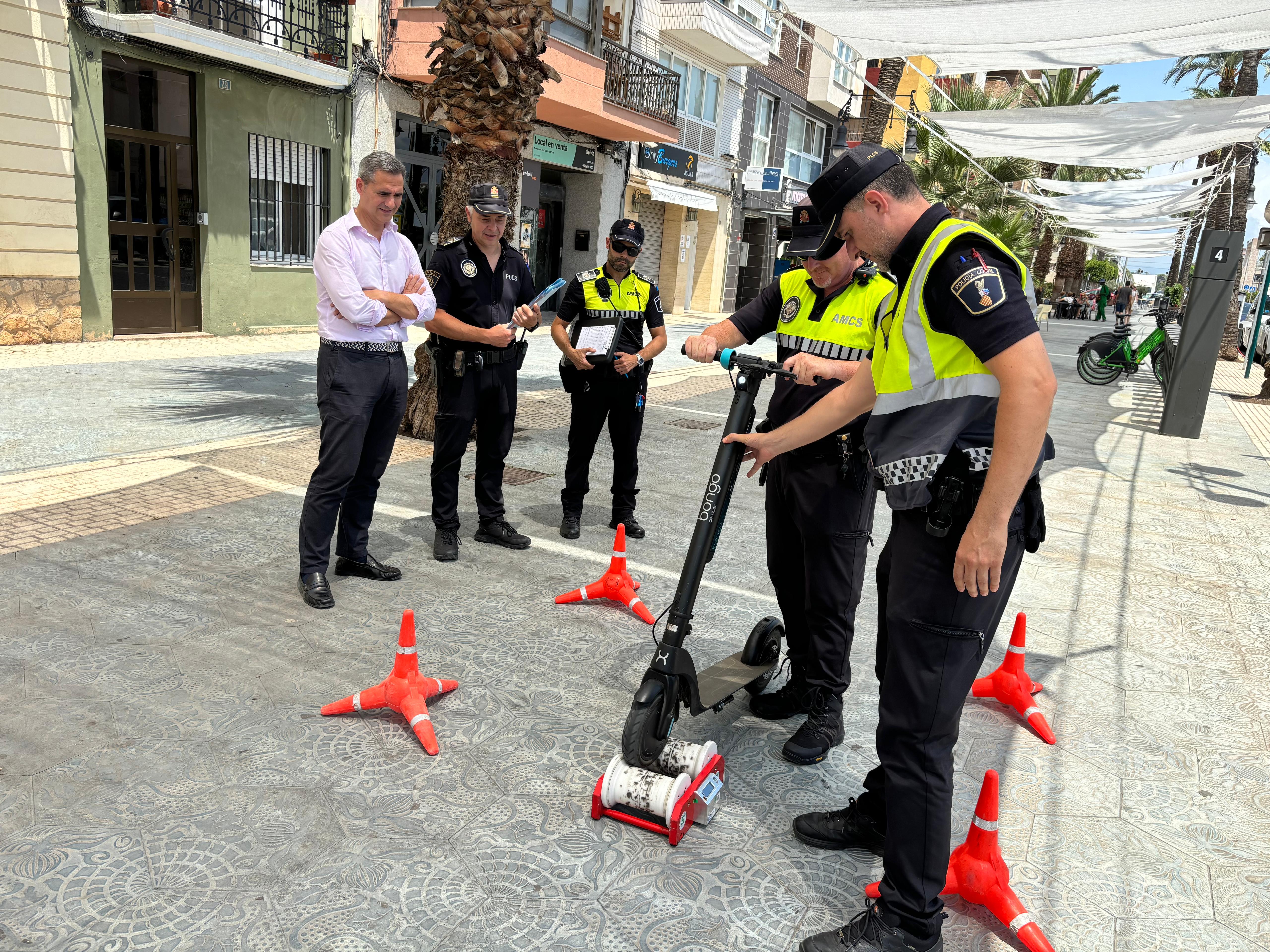Castellón activa una campaña de control de patinetes eléctricos en el Grao durante el verano