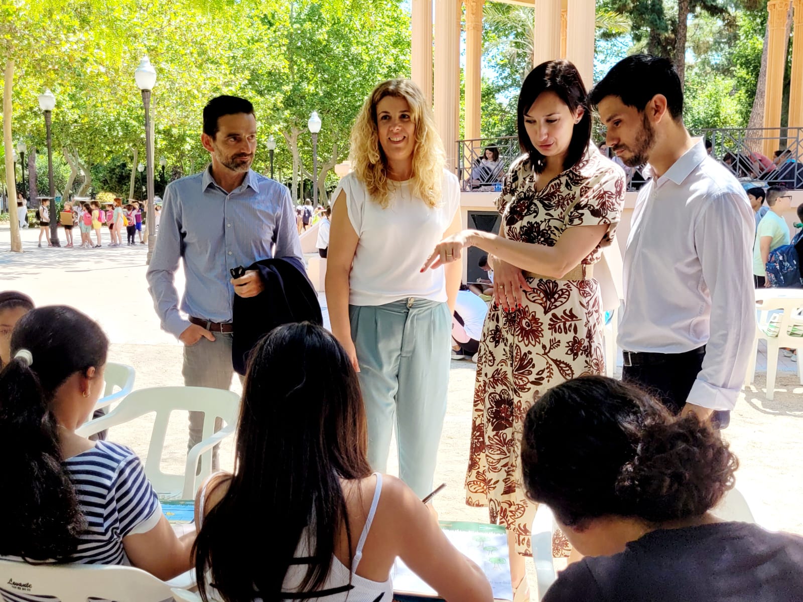 El Día del Medio Ambiente llena de escolares y conciencia ecológica el templete del Parque Ribalta