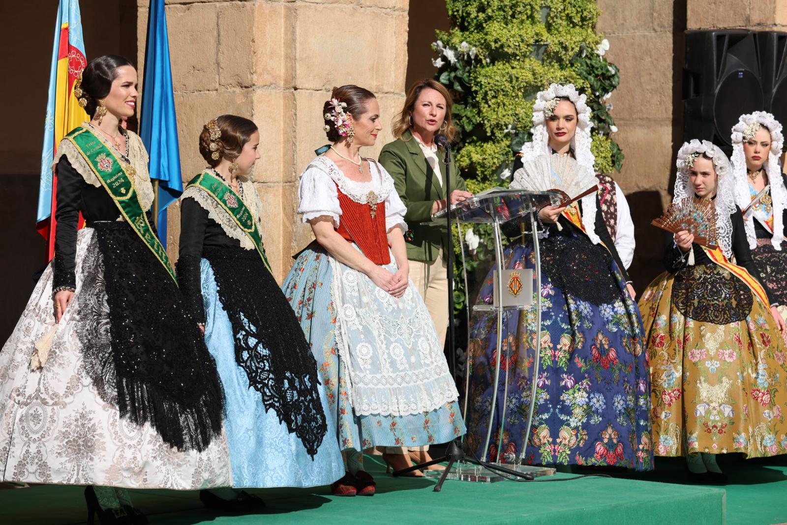 La Plaça Major acull la recepció de les delegacions convidades i el lliurament de distincions que atorga del Patronat de Festes