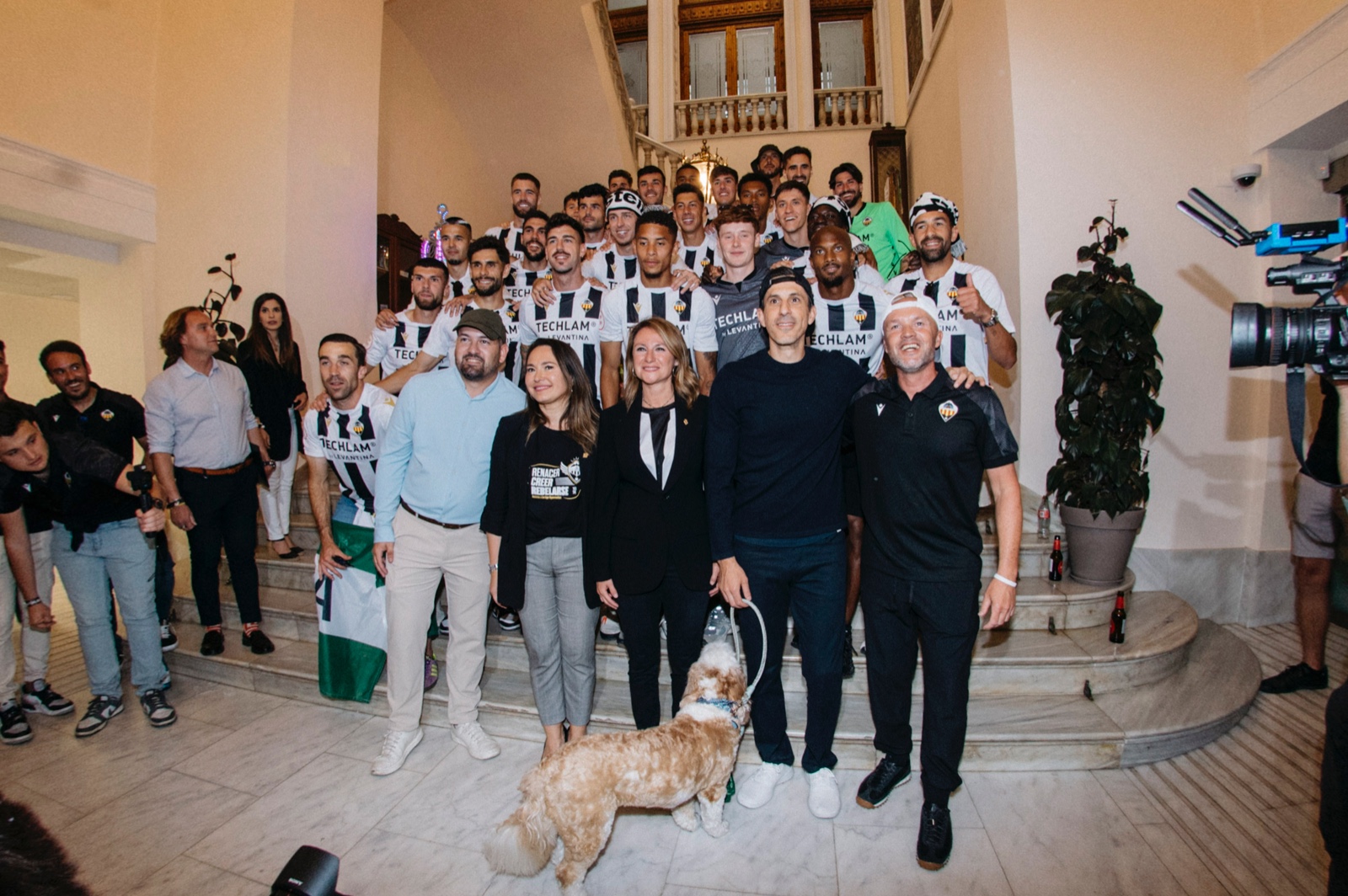 El Ayuntamiento de Castellón y la Plaza Mayor se convierten en epicentro del albinegrismo en la fiesta del ascenso a Segunda División