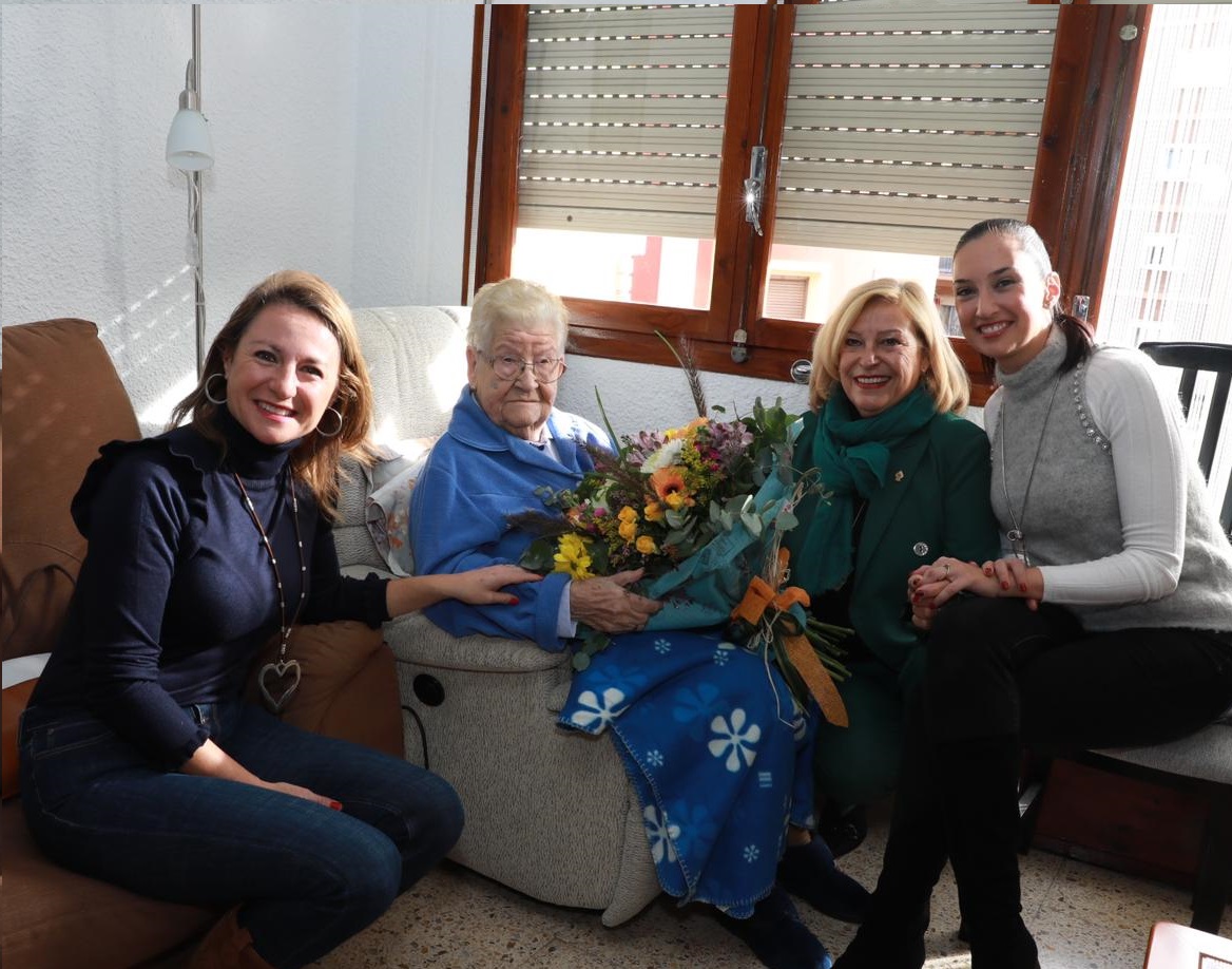 La Alcaldesa felicita a Humildad Agut Escrig por su 105 cumpleaños